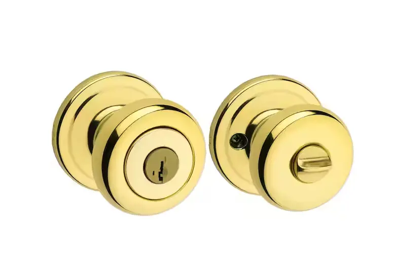 Kwikset Juno Entry Knob In Polished Brass – Smartkey Security With Microban Antimicrobial Technology 1