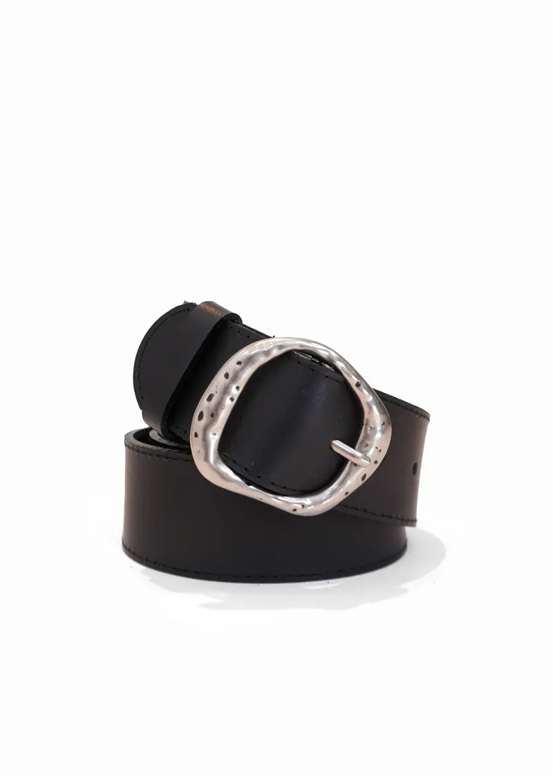 Landes Hammered-Metal Buckle Leather Belt – Industrial-Chic Detail 1